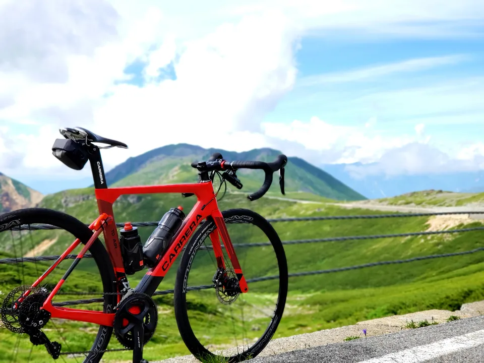 乗鞍の山並みを背景にしたロードバイク